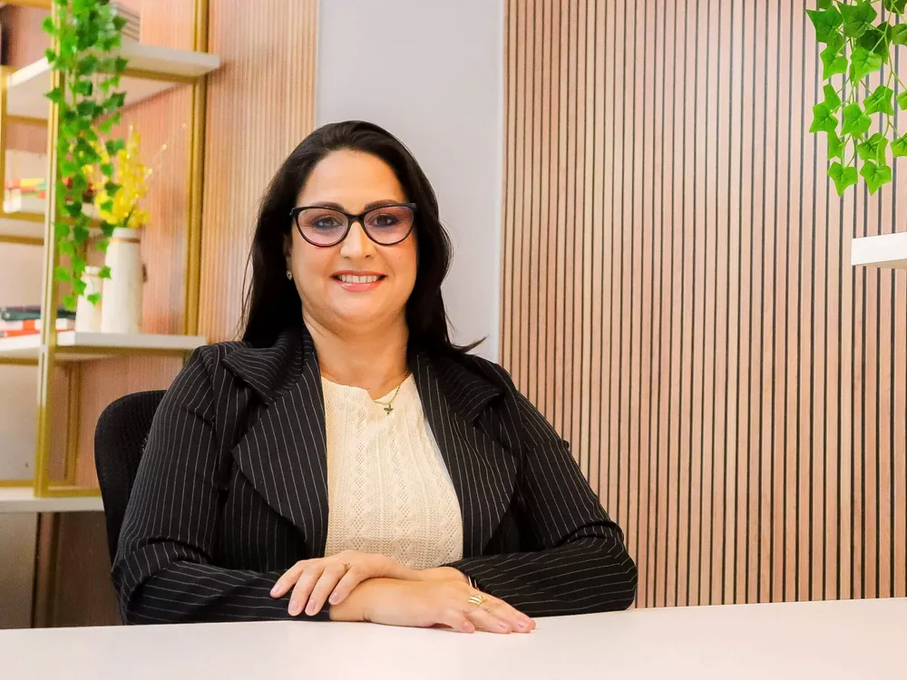 Elane Monteiro em seu consultório de psicoterapia